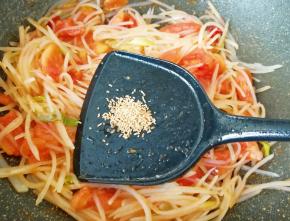 放原味鲜翻炒均匀，关火出锅。