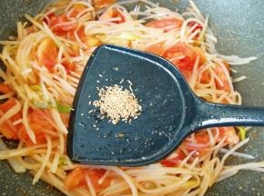 放原味鲜翻炒均匀，关火出锅。
