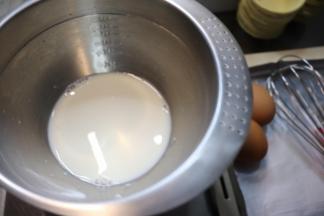 细砂糖直接加入牛奶中。
