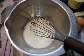 用手动打蛋器搅打至糖完全融化。