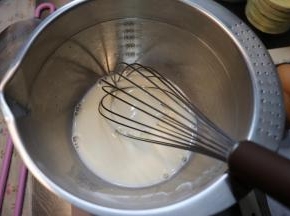 用手动打蛋器搅打至糖完全融化。