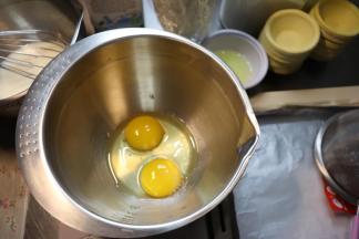 一个全蛋和一个蛋黄敲入另一个干净的盆中。