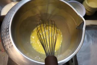 用手动打蛋器打散，但不能过度打发。