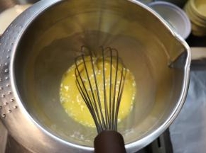 用手动打蛋器打散，但不能过度打发。