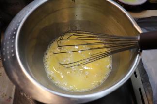 蛋液中加入牛奶液体，轻轻拌匀。