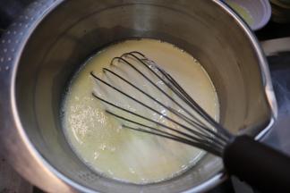 加入淡奶油，再次轻轻的拌匀。