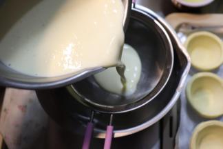 过滤挞水至少3次，过滤出蛋筋和气泡。