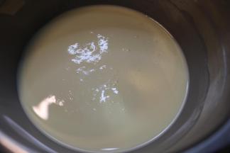 得到细腻的挞水，如果有小气泡的话，稍微静置一会。