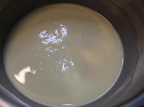 得到细腻的挞水，如果有小气泡的话，稍微静置一会。