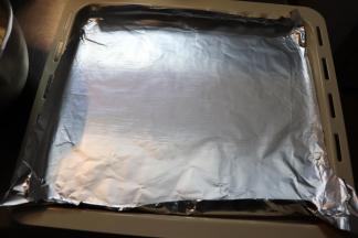 烤箱上下火200度预热，在准备的烤盘上铺一层锡纸。