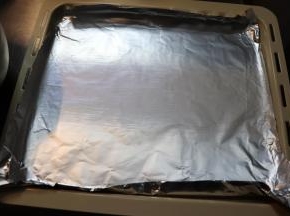 烤箱上下火200度预热，在准备的烤盘上铺一层锡纸。