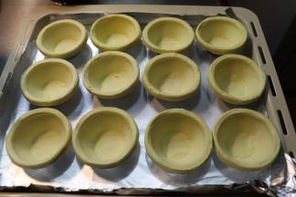 挞皮不需解冻，直接平铺在烤盘上面。