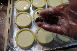 在挞水内放入一点点蜜红豆。