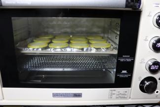 送入烤箱，上火190度下火210度，中层或中下层，烘烤25分钟。