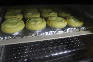 25分钟以后，上火210下火220，再十分钟。（这个主要根据蛋挞的上色情况进行调整）