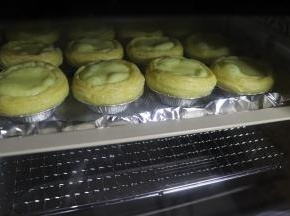 25分钟以后，上火210下火220，再十分钟。（这个主要根据蛋挞的上色情况进行调整）