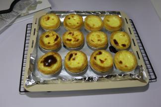 蛋挞表面形成焦糖色黑点，挞皮变成金黄色，即可出炉。