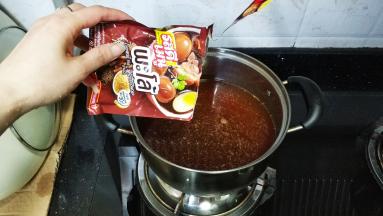 锅里放入1000ml水，倒入一包卤料