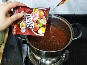锅里放入1000ml水，倒入一包卤料