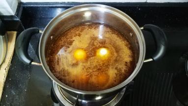 放入鸡蛋，开大火煮开