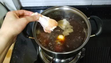 水开后放入鸡腿