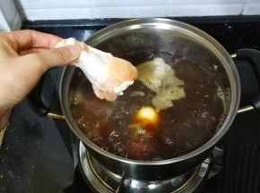 水开后放入鸡腿