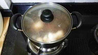 盖上盖子浸泡1-2小时（其间捞出鸡蛋敲裂再放回，主要为更容易入味）