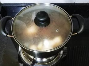 盖上盖子浸泡1-2小时（其间捞出鸡蛋敲裂再放回，主要为更容易入味）