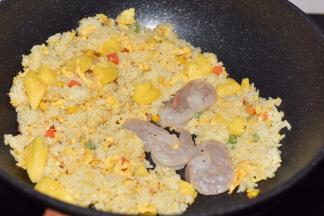 加虾仁和菠萝炒熟 