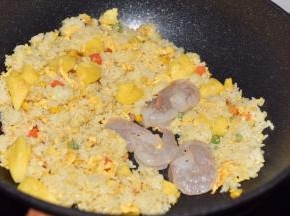 加虾仁和菠萝炒熟 