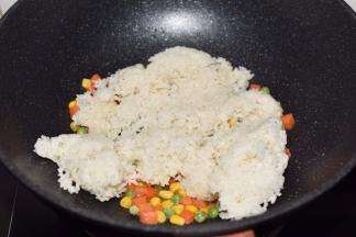 倒入米饭继续翻炒。