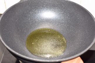 锅烧热，倒少许食用油，加盐爆锅。