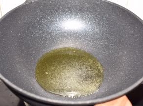 锅烧热，倒少许食用油，加盐爆锅。