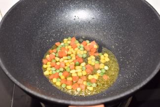 放入杂蔬粒翻炒到变色