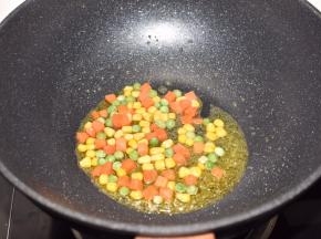 放入杂蔬粒翻炒到变色