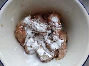 再倒入淀粉抓匀备用