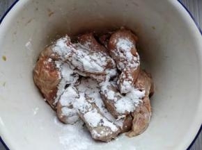 再倒入淀粉抓匀备用