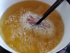 将植物油倒入小锅中，烧热到四五成热，约120-150度左右。