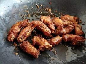 将半勺淀粉加3勺清水调成水淀粉，将腌鸡脖剩的腌料也混入其中，倒入鸡脖，快速翻匀。