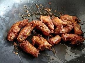 将半勺淀粉加3勺清水调成水淀粉，将腌鸡脖剩的腌料也混入其中，倒入鸡脖，快速翻匀。