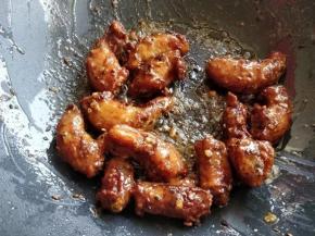 再倒入水淀粉，快速挂匀出锅即可。