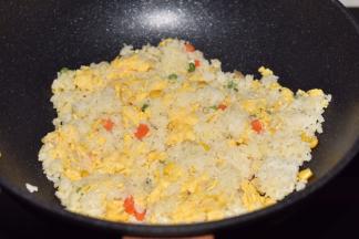 倒入蛋液，炒干。