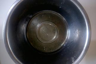 玉米油开小火加热至开始冒小泡泡