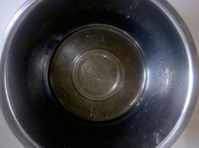玉米油开小火加热至开始冒小泡泡