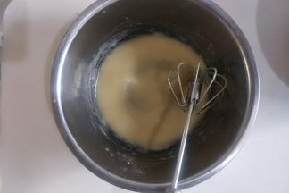 关火，加入低筋面粉搅拌均匀