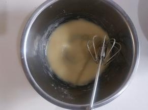 关火，加入低筋面粉搅拌均匀