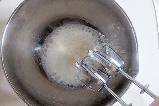 蛋清中加入柠檬汁，加入三分之一的糖，用手持电动打蛋器低速打发至蛋清呈鱼眼泡状态