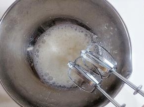 蛋清中加入柠檬汁，加入三分之一的糖，用手持电动打蛋器低速打发至蛋清呈鱼眼泡状态