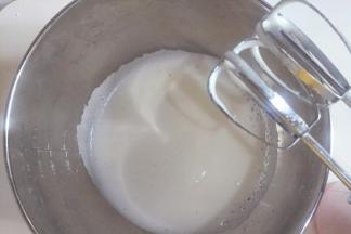 再加入三分之一的糖，同样低速打发至蛋白呈细腻小微泡状态