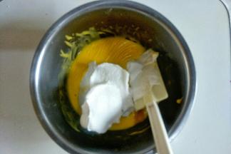 取三分之一蛋白加入蛋黄糊中